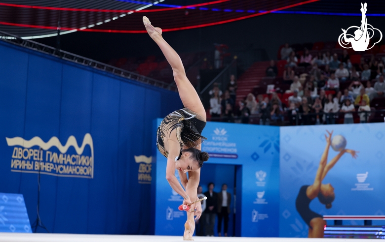 Мария Борисова во время упражнения с булавами