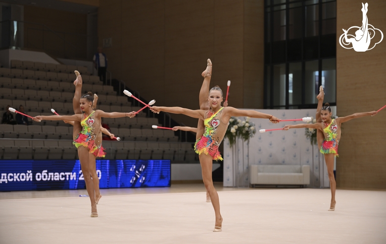 Групповички во время упражнения с булавами в Академии художественной гимнастики «Небесная грация» Алины Кабаевой
