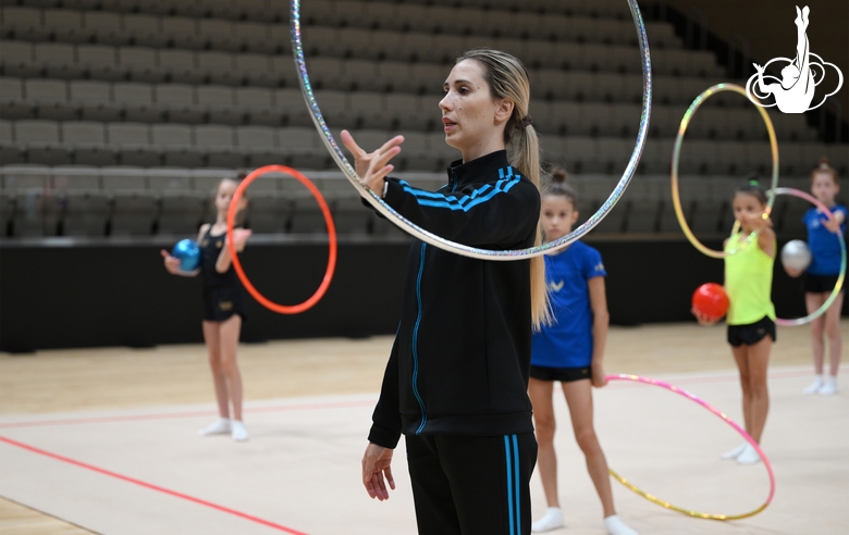Тренер Ольга Фролова с гимнастками во время занятия на учебно-тренировочных сборах в Академии