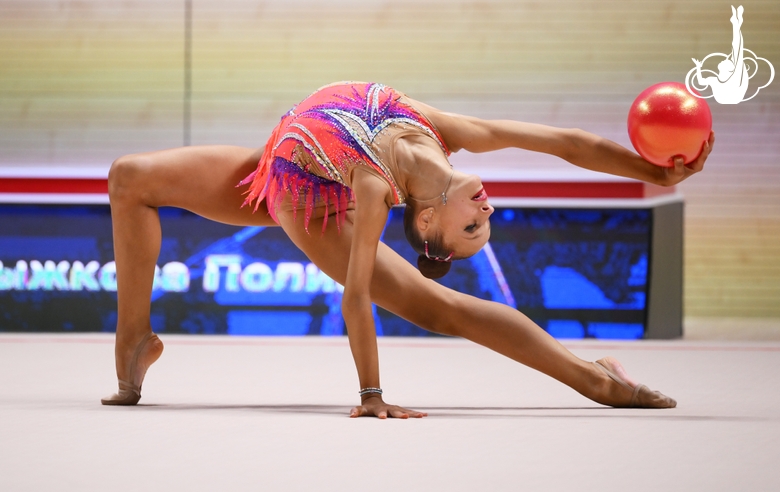 Гимнастка во время упражнения с мячом