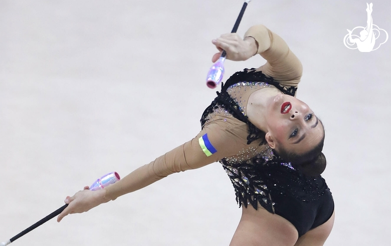 Упражнение с булавами. Николь Красюк (Украина)