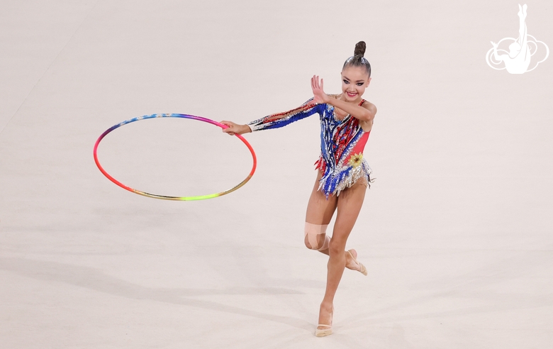 Ксения Савинова во время упражнения с обручем