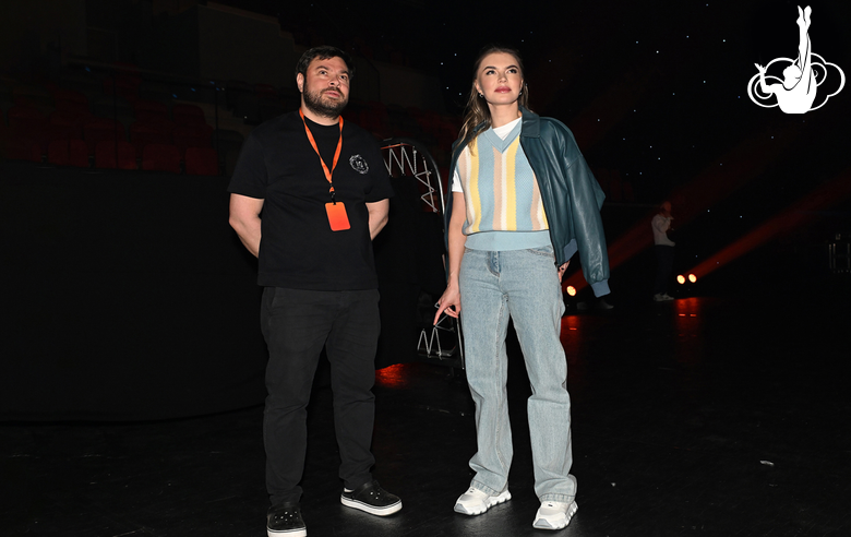 Олимпийская чемпионка Алина Кабаева и технический директор фестиваля «Алина» Георгий Нечунеев в Академии единоборств