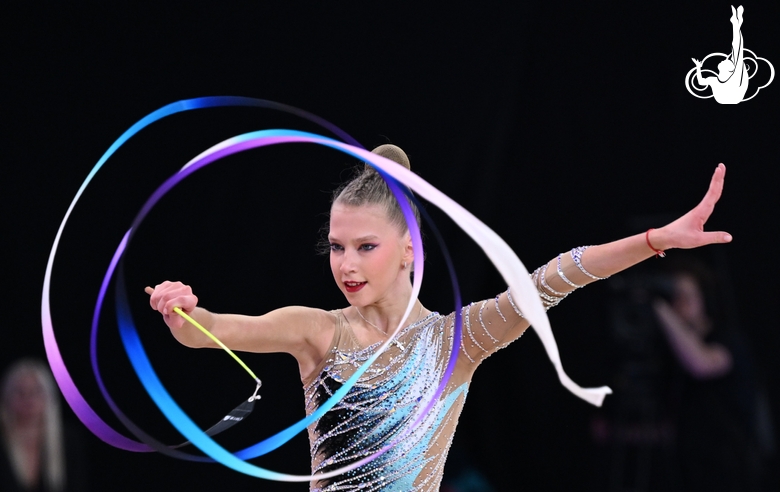 Ева Чевтаева во время упражнения с лентой