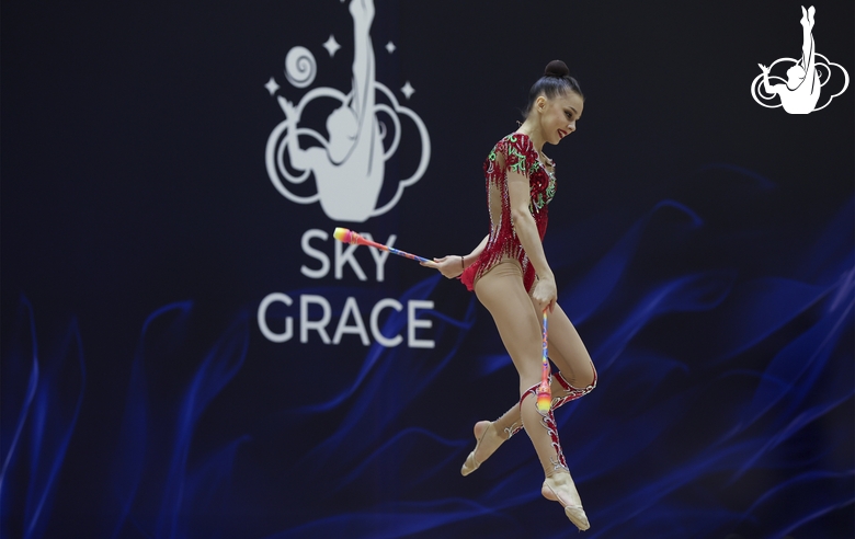 Мария Борисова во время упражнения с булавами