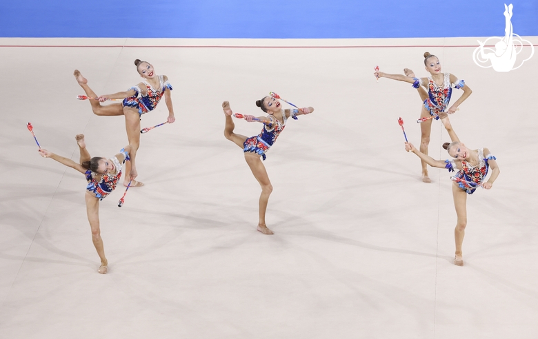 Групповички Свердловской области во время упражнения с булавами