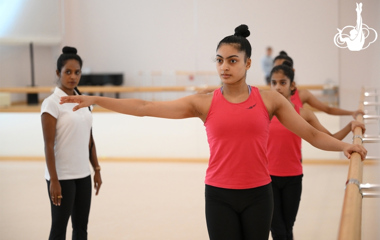 Тренер Пуджа Сурве и гимнастки во время хореографии