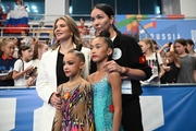 Олимпийская чемпионка Алина Кабаева, Ксения Савинова и Асель Арапова с тренером Натальей Белугиной на Играх стран БРИКС