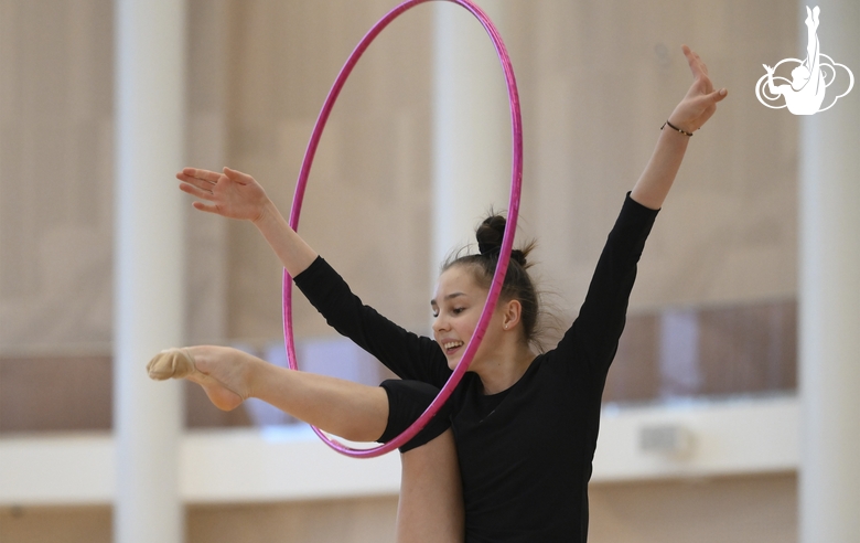 Мария Борисова во время упражнения с обручем