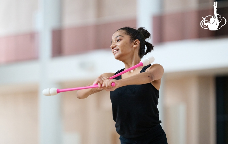 Гимнастка Арья Нитеш Кадам во время тренировки