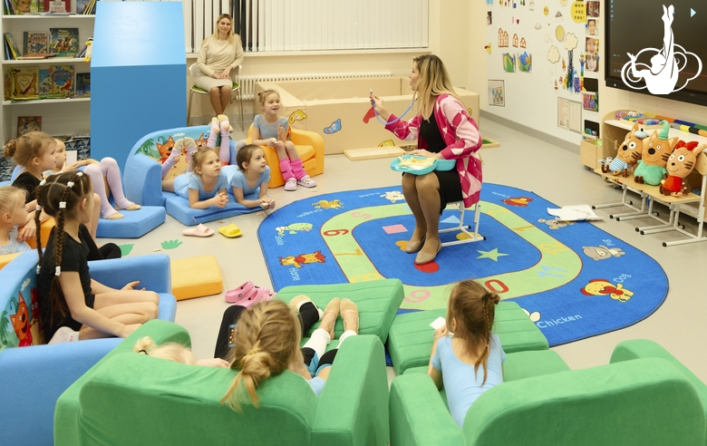 Занятие дошкольников в учебном классе Академии