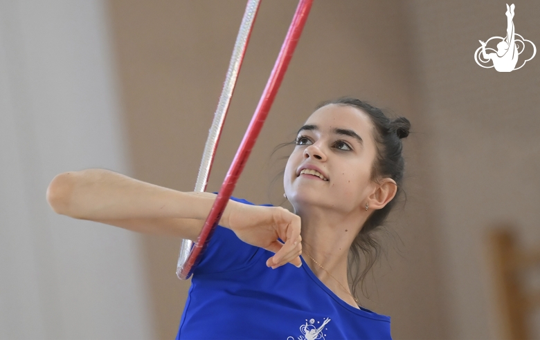 Анна Вакуленко во время упражнения с обручем