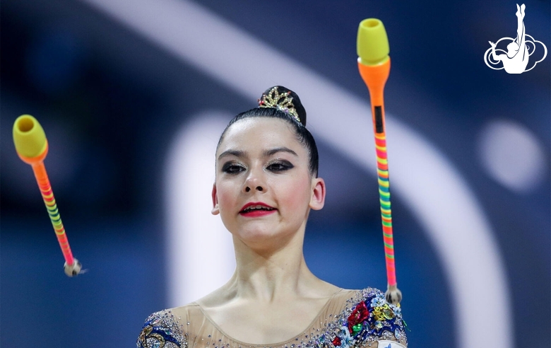 Упражнение с булавами. Лала Крамаренко (Россия)