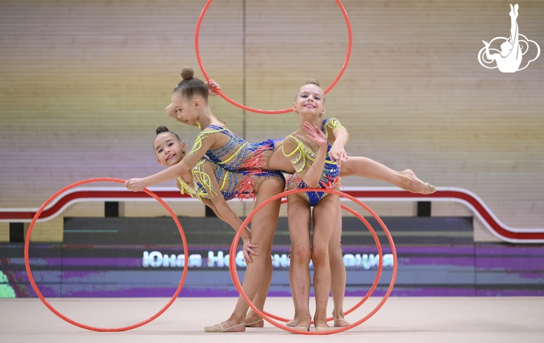 Групповички Челябинской области во время упражнения с обручами