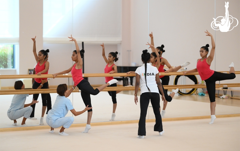 Тренер Пуджа Сурве, гимнастки и хореограф Академии Екатерина Белова во время хореографии