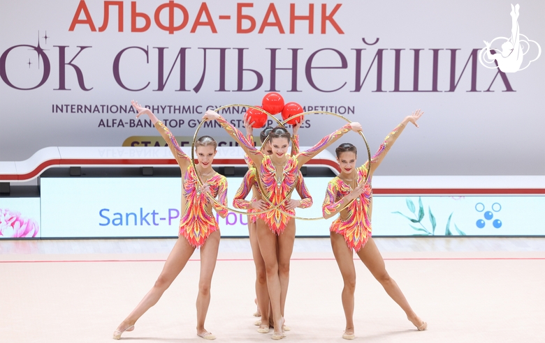 Групповички ЦХГ «Жемчужина» из Санкт-Петербурга во время упражнения с обручами и мячами