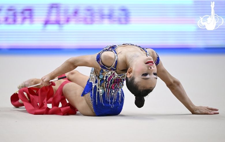 Диана Котловская во время упражнения с лентой