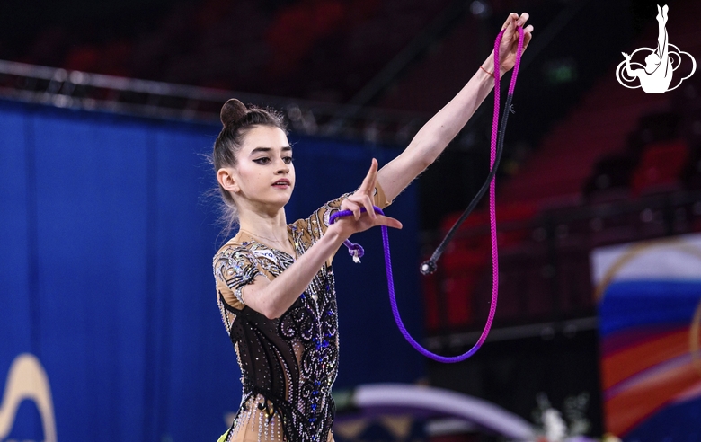 Анна Вакуленко во время упражнения со скакалкой