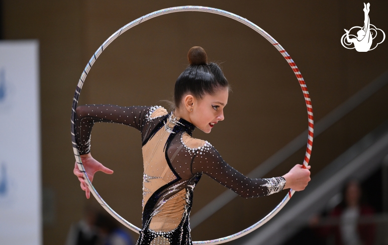 Гимнастка во время упражнения с обручем