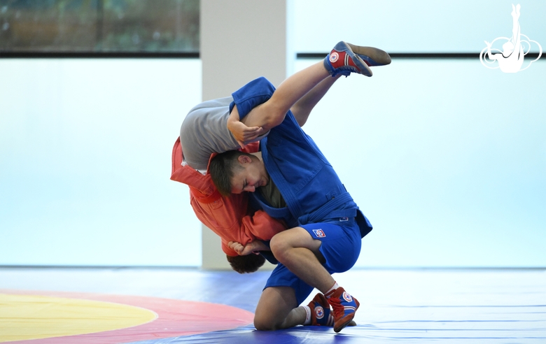 Участники сборов во время тренировки в Академии единоборств