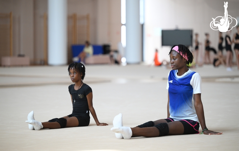 Гимнастки Нкенко-Сита Давина Шансельви и Маланда Майнга Месси Селест во время занятия на сборах в Академии