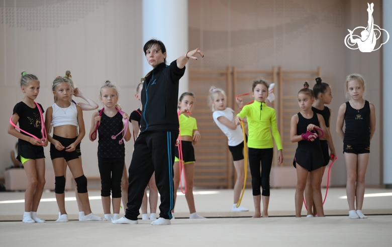 Тренер Олеся Ковалева с гимнастками во время занятия на учебно-тренировочных сборах в Академии