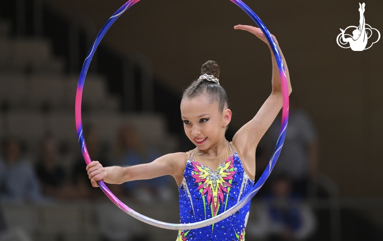 Вероника Малинина во время упражнения с обручем