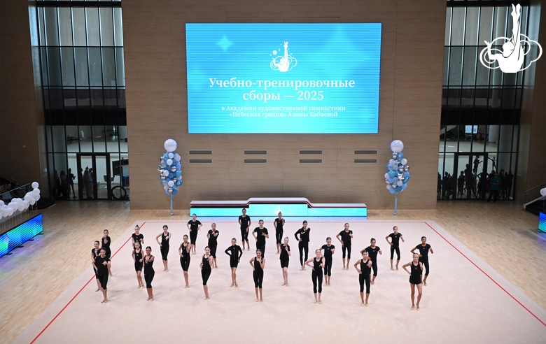 Участницы сборов во время выступления на отчетном концерте