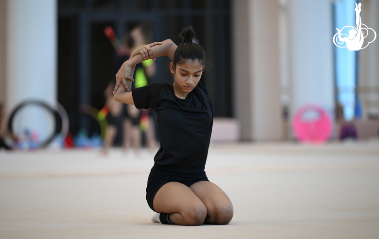 Гимнастка Арья Нитеш Кадам во время тренировки в Академии