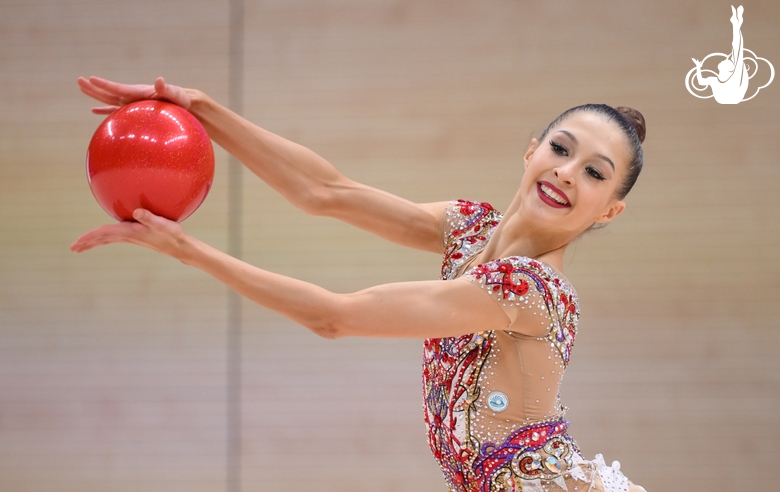 Гимнастка во время упражнения с мячом
