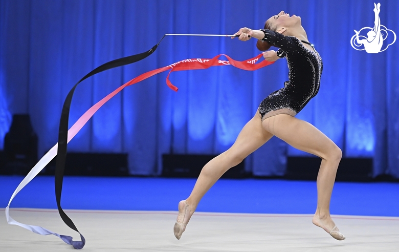 Пелагея Ананова во время упражнения с лентой