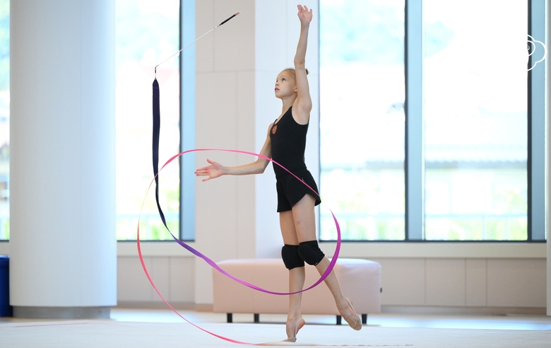 Кристина Войтенко во время упражнения с лентой