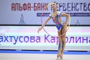 Каролина Пахтусова во время упражнения с обручем