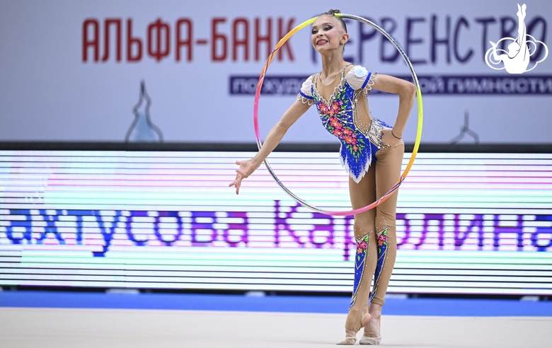 Каролина Пахтусова во время упражнения с обручем