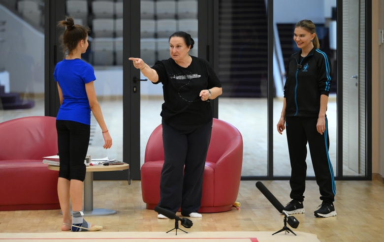 11 ноября 2024. Олимпийская чемпионка Алина Кабаева и заслуженный тренер России Наталья Тишина во время тренировки в Академии