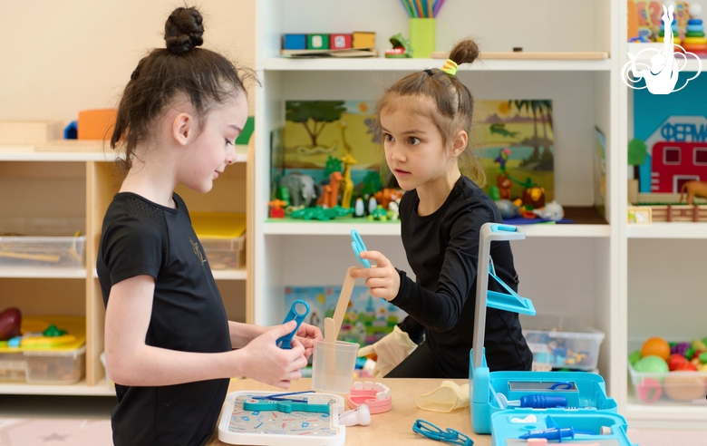 Юные гимнастки в учебном классе Академии