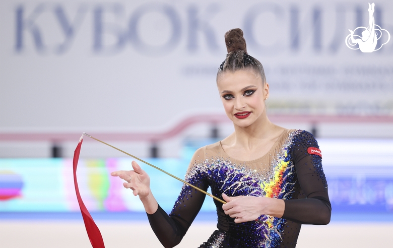 Милена Щенятская во время упражнения с лентой