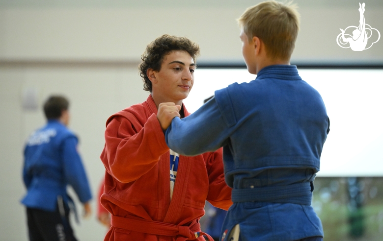 Участники сборов во время тренировки в Академии единоборств