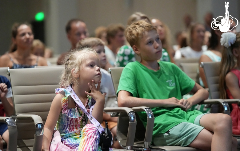 Юные зрители во время мастер-класса российского гроссмейстера Сергея Карякина в Академии единоборств