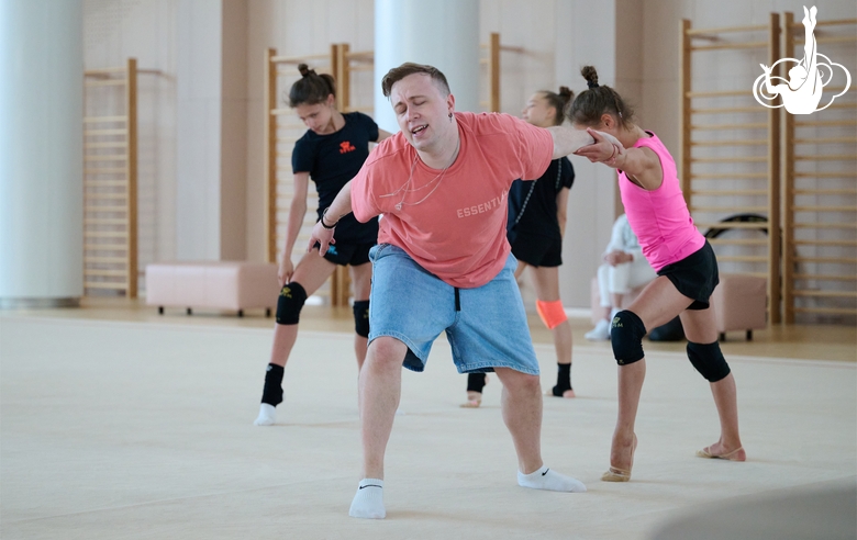 Занятия гимнасток танцами под руководством Дмитрия Степанчикова