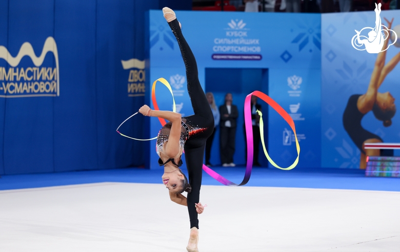 Каролина Тарасова во время упражнения с лентой