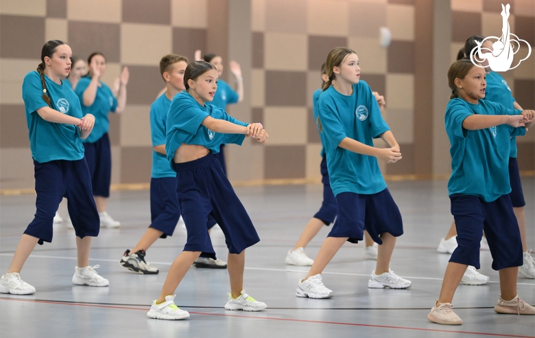 Участники интенсива студии танца Аллы Духовой TODES во время флешмоба