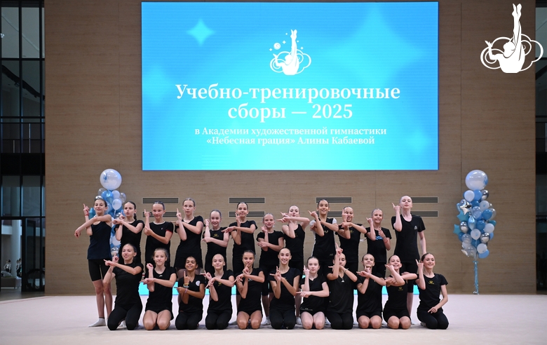 Участницы сборов во время выступления на отчетном концерте