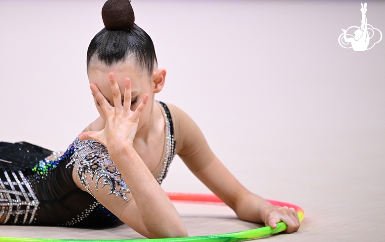 Полина Семенова во время выполнения упражнения с обручем на всероссийском турнире «Кубок "Небесная грация"»