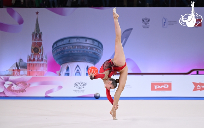 Дарья Грохотова во время упражнения с мячом