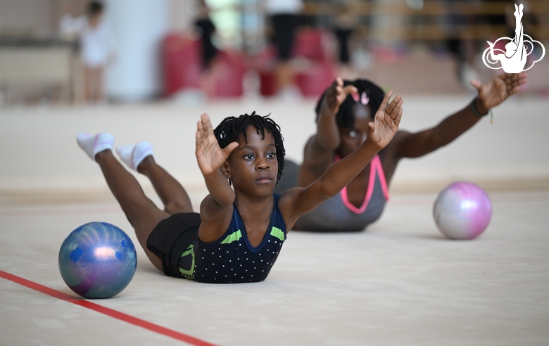 Гимнастки Нкенко-Сита Давина Шансельви и Маланда Майнга Месси Селест во время занятия на сборах в Академии