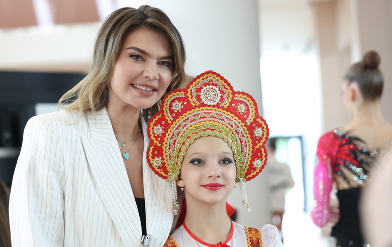 19 июня 2025 года. Олимпийская чемпионка Алина Кабаева с юной гимнасткой на этапе «Кубка сильнейших» в Академии