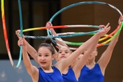 Гимнастки во время упражнения с обручами на опробовании ковра в Академии художественной гимнастики «Небесная грация» Алины Кабаевой