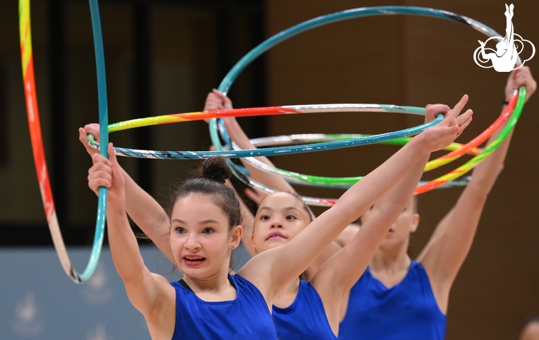Гимнастки во время упражнения с обручами на опробовании ковра в Академии художественной гимнастики «Небесная грация» Алины Кабаевой