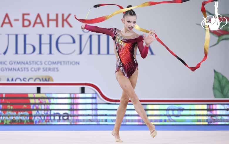 Арина Ковшова во время упражнения с лентой